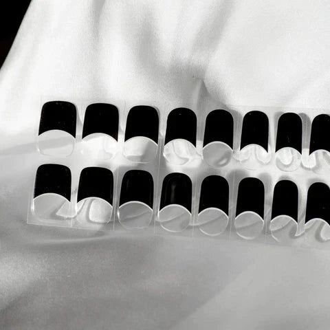 CHIC BLACK FRENCH TIP