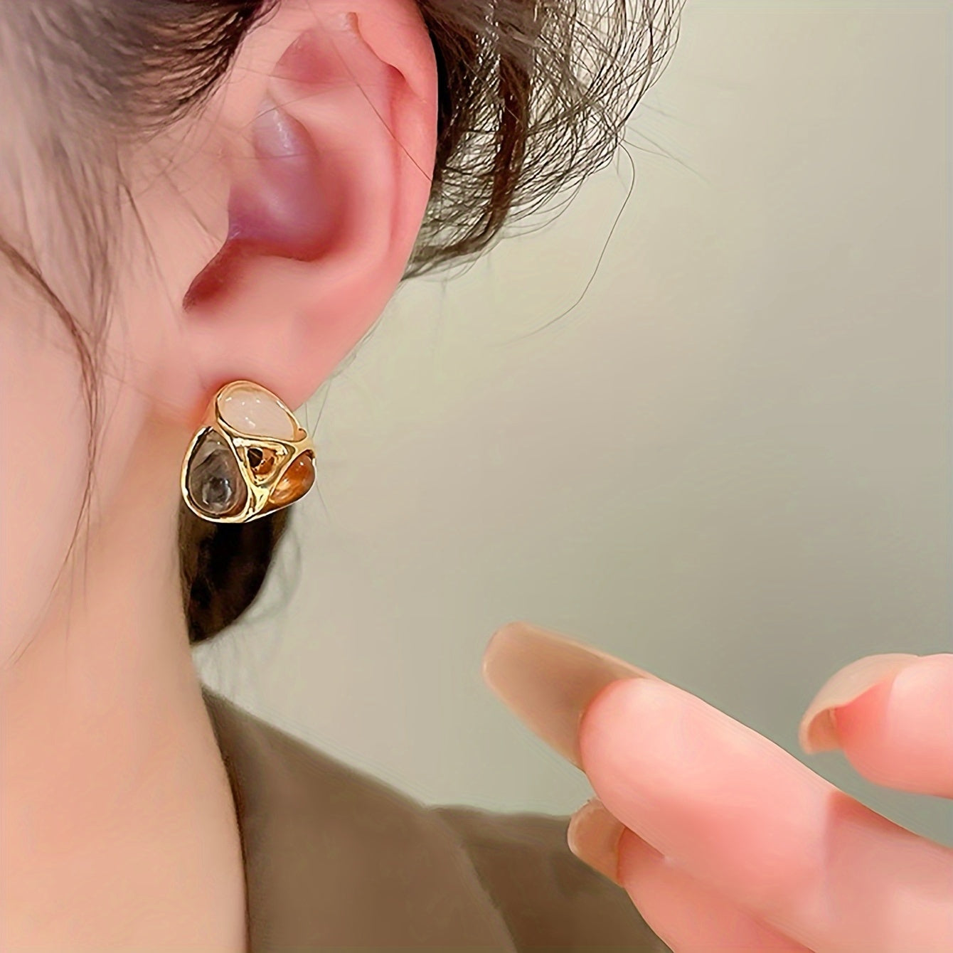 Aurora Stone Gold Studs – Tri-Tone Gemstone Elegance Earrings