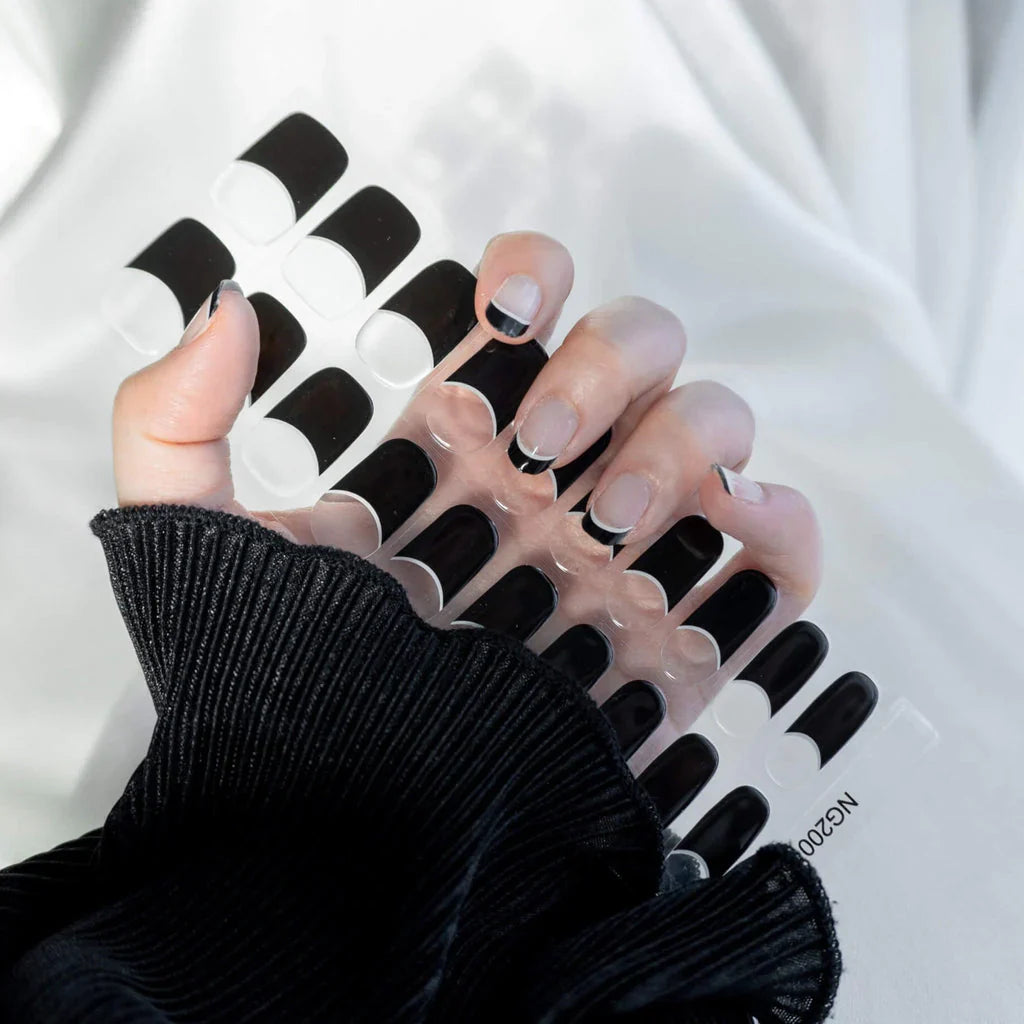 CHIC BLACK FRENCH TIP